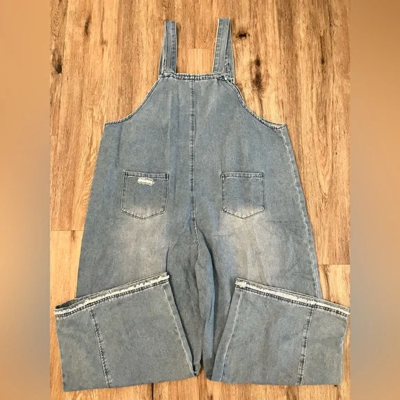 Loose Fit Blue Denim Bib Style Cropped Overalls. Adjustable Straps. - Picture 7 of 9